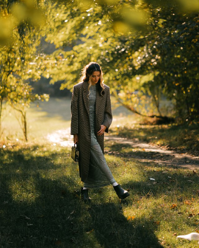 Массивное пальто и приталенное платье. Магучих показала стильный "лук" на осень (фото)