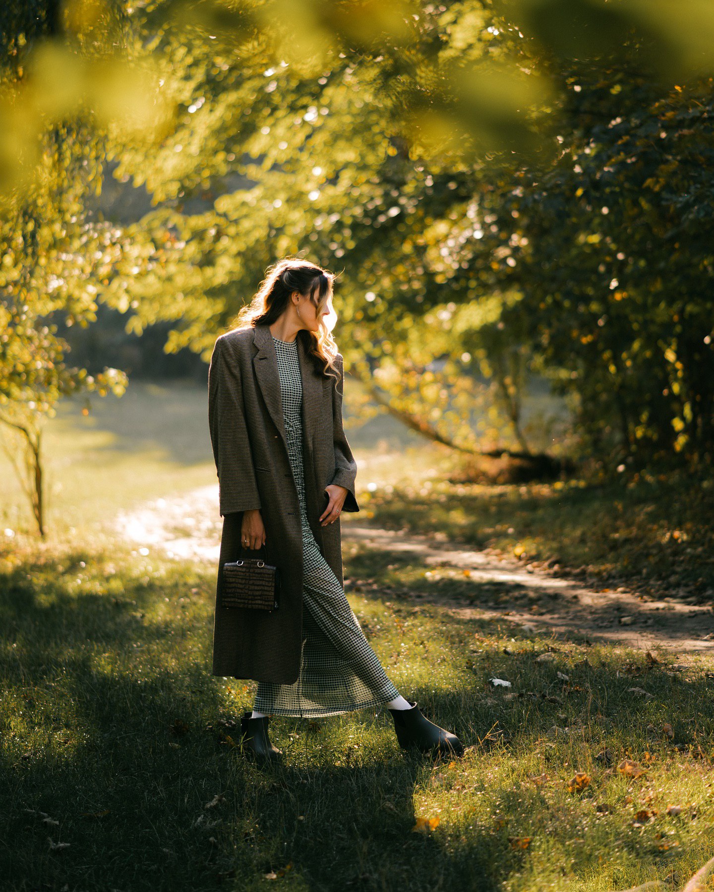 Массивное пальто и приталенное платье. Магучих показала стильный "лук" на осень (фото)