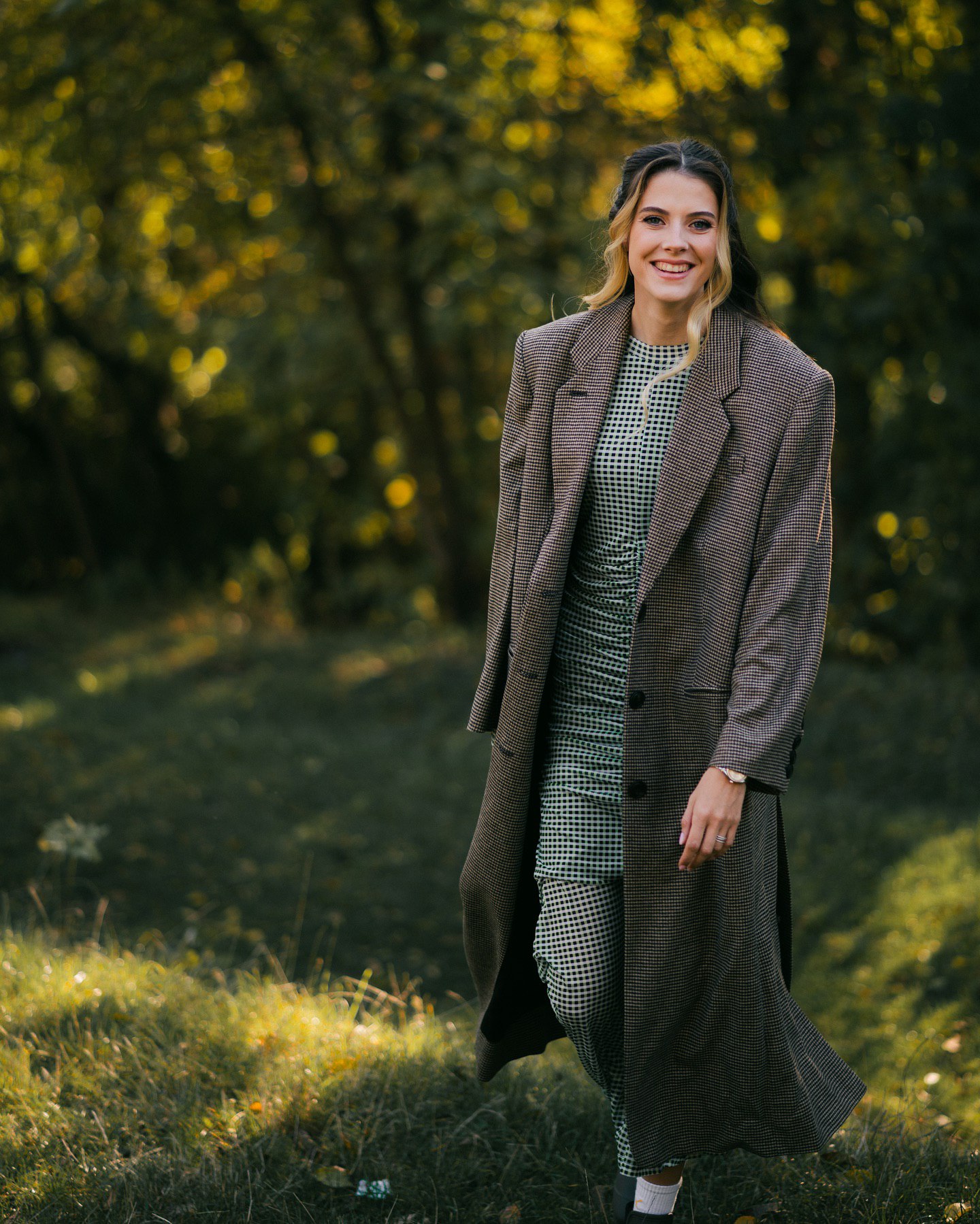 Массивное пальто и приталенное платье. Магучих показала стильный "лук" на осень (фото)