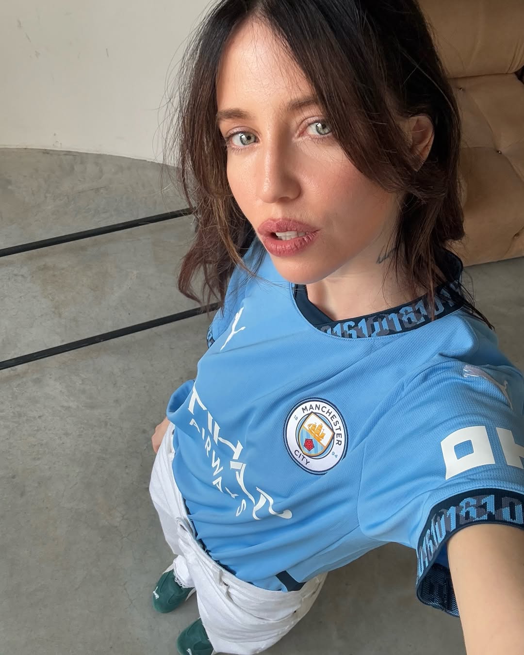 Білі джинси та яскраві кросівки: Надя Дорофєєва показала трендовий образ на весну