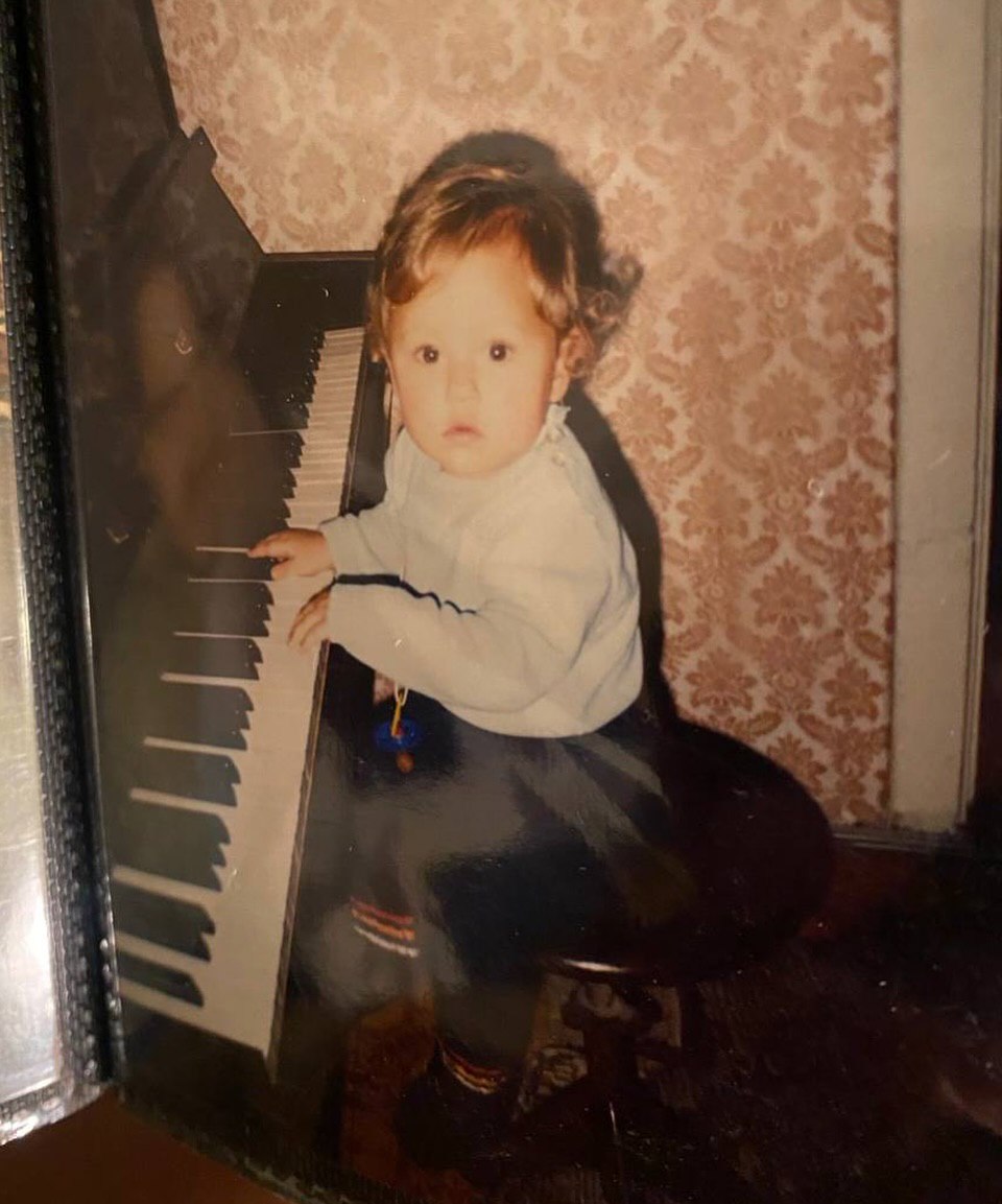 Как две капли воды: Даша Квиткова поразила схожестью со своим сыном на архивных фото