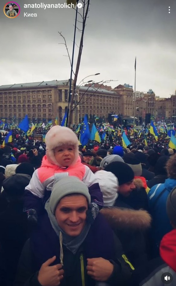 Анатолий Анатолич показал редкие фото с дочерью на Майдане: как они выглядели 11 лет назад
