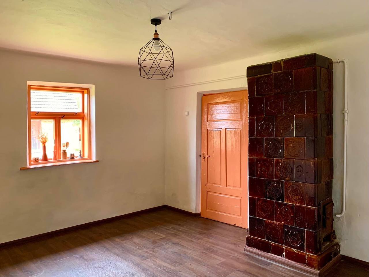 В Украине ремонтируют старые дома и выставляют их на продажу: как это выглядит (фото)