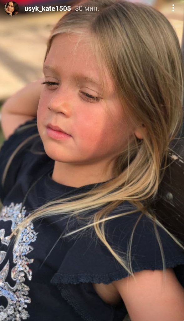 Жена Усика показала старшую дочь на редких семейных фото
