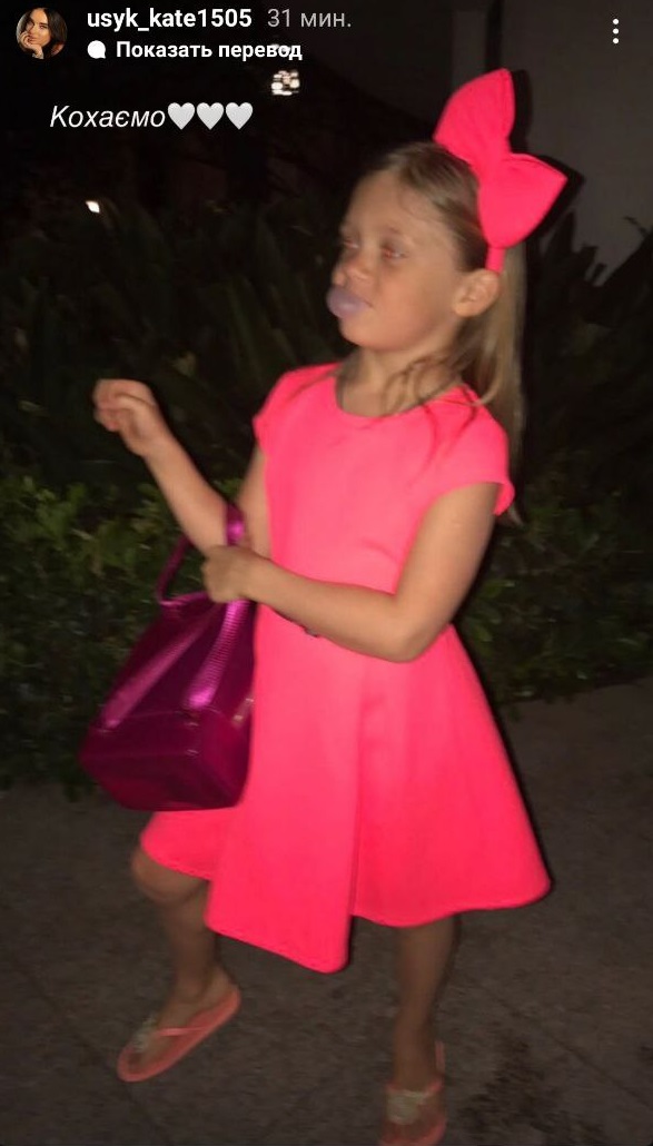 Жена Усика показала старшую дочь на редких семейных фото