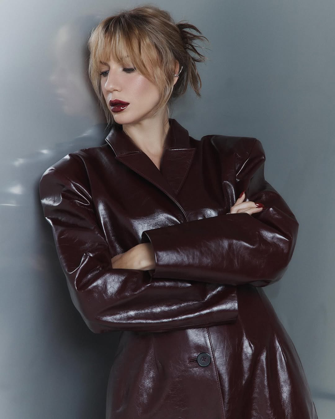 Тренд весни 2025 - шкіряний плащ: Леся Нікітюк показала модний фасон