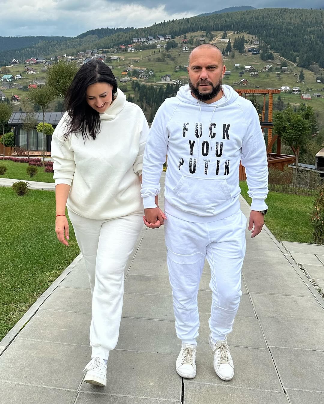 Соломія Вітвіцька показала романтичні фото з нареченим-військовим