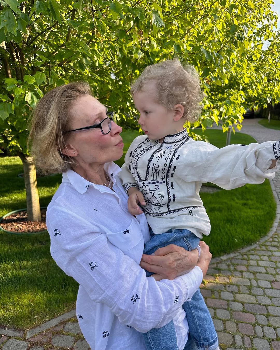 Катя Осадчая очаровала фото мамы-красавицы, которая выглядит намного моложе своих лет