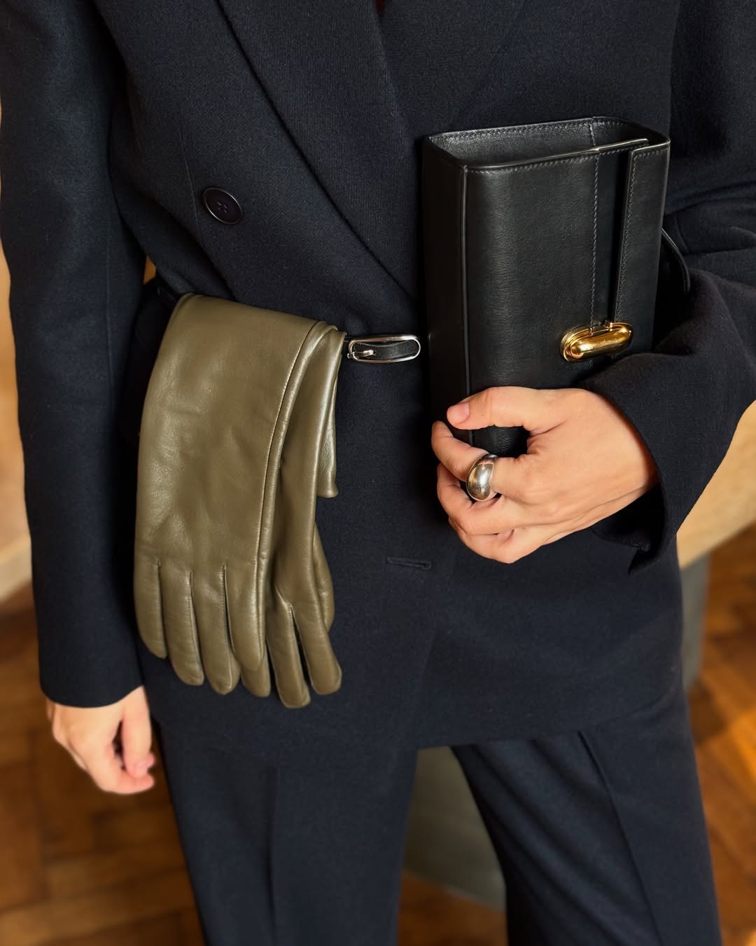 Как носить перчатки в 2025 году: самый модный прием, который точно выделит вас из серой толпы