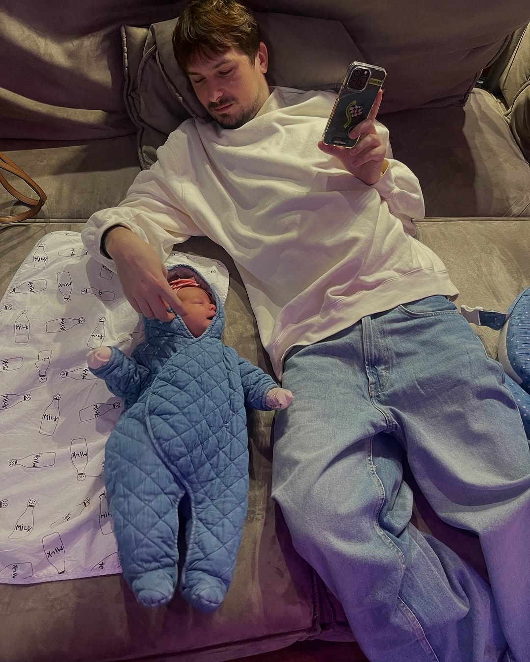 Жена Позитива умилила новыми фото с маленькой дочкой, которую называют копией папы