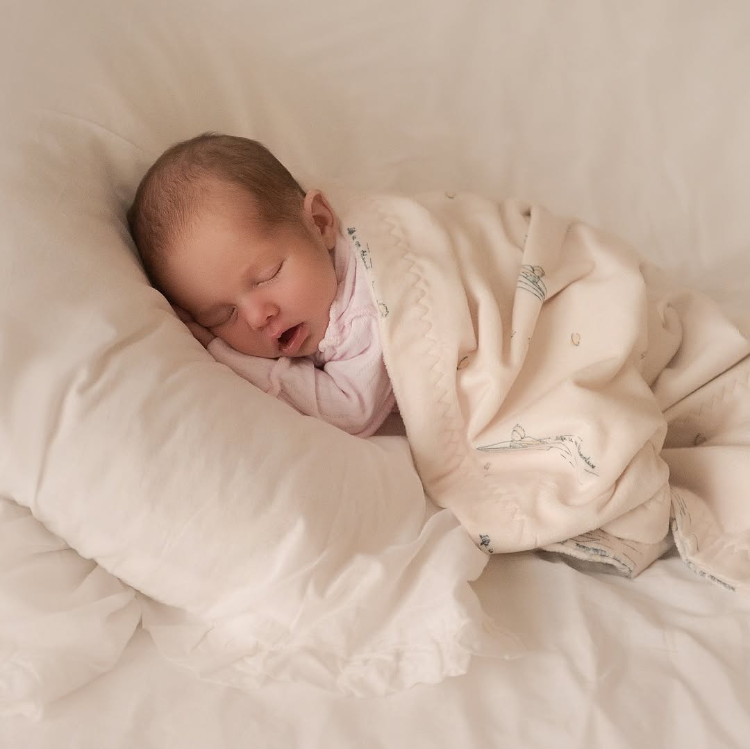 Жена Позитива умилила новыми фото с маленькой дочкой, которую называют копией папы