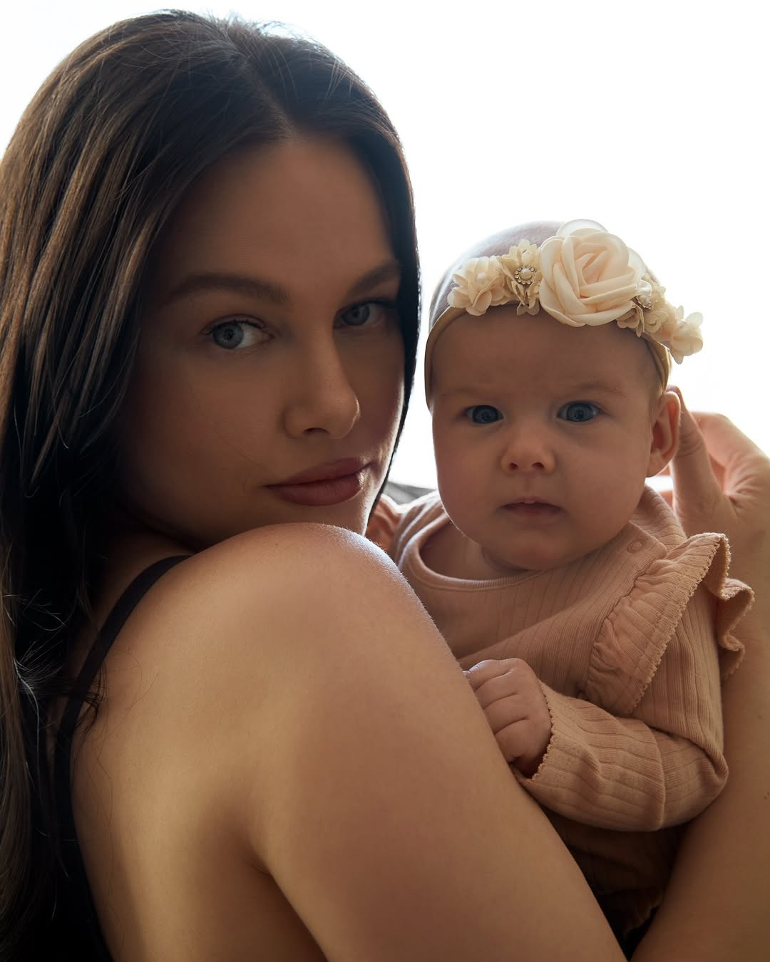 Жена Позитива умилила новыми фото с маленькой дочкой, которую называют копией папы