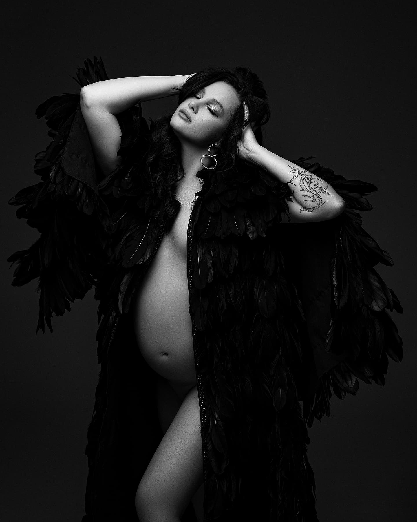 Жена Позитива очаровала смелыми фото без белья на последнем месяце беременности