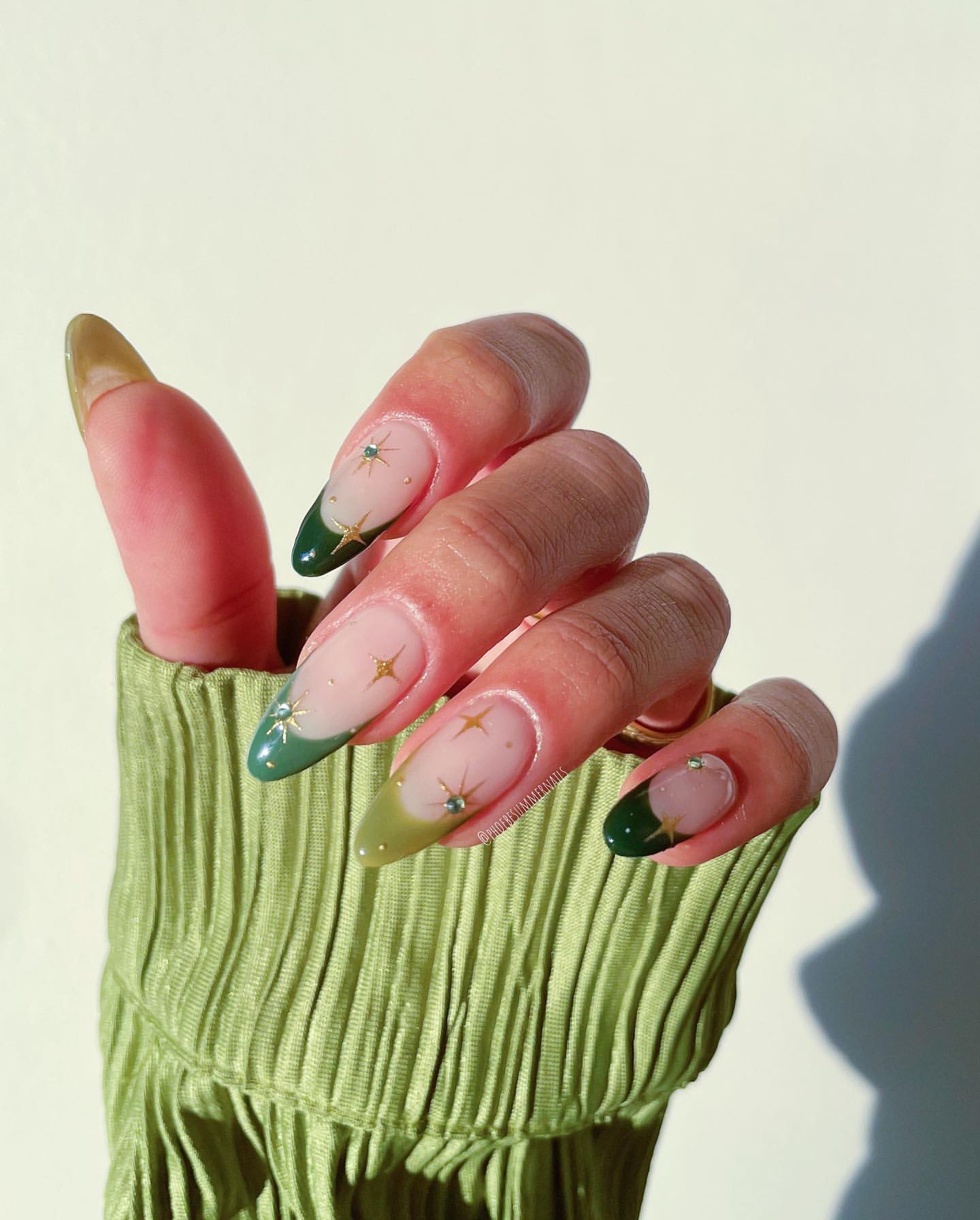 Який колір манікюру ідеально підходить для святкування Нового року-2025: фото