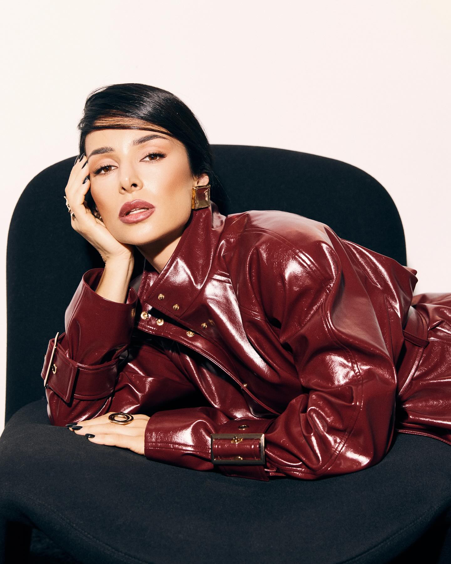 Елегантність у кольорі бургунді: Злата Огнєвіч показала ідеальний костюм для будь-якої події