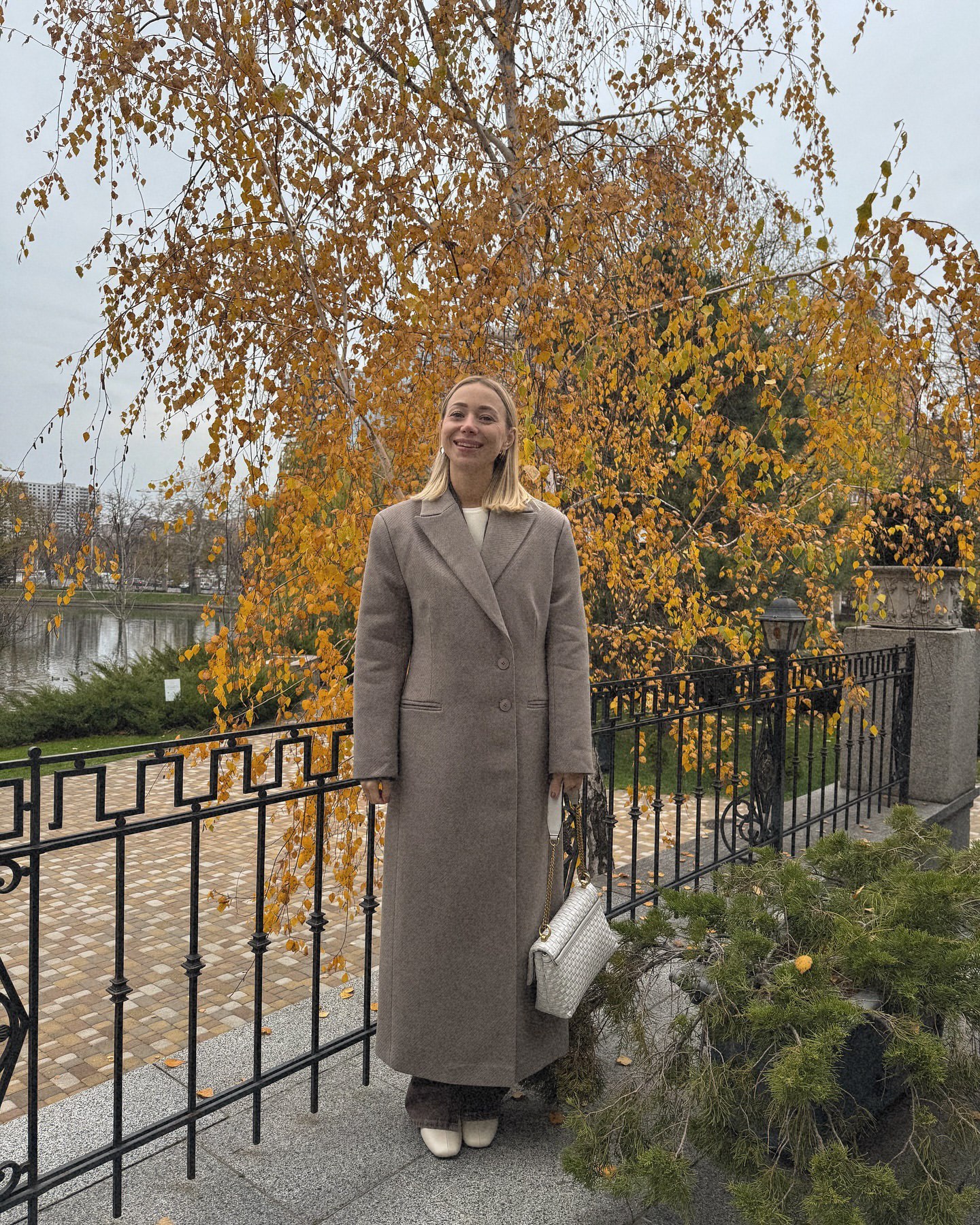 Тепле пальто на зиму: які фасони та тренди обирають Злата Огнєвіч, Христина Горняк та дружина Павліка