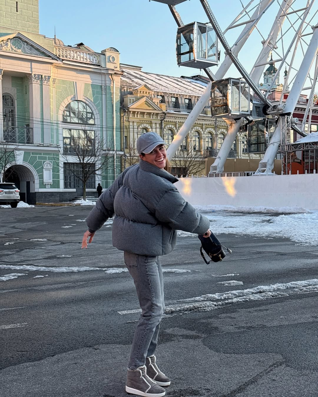 Как выглядят самые модные джинсы на весну 2025: жена Решетника продемонстрировала стильный "лук"