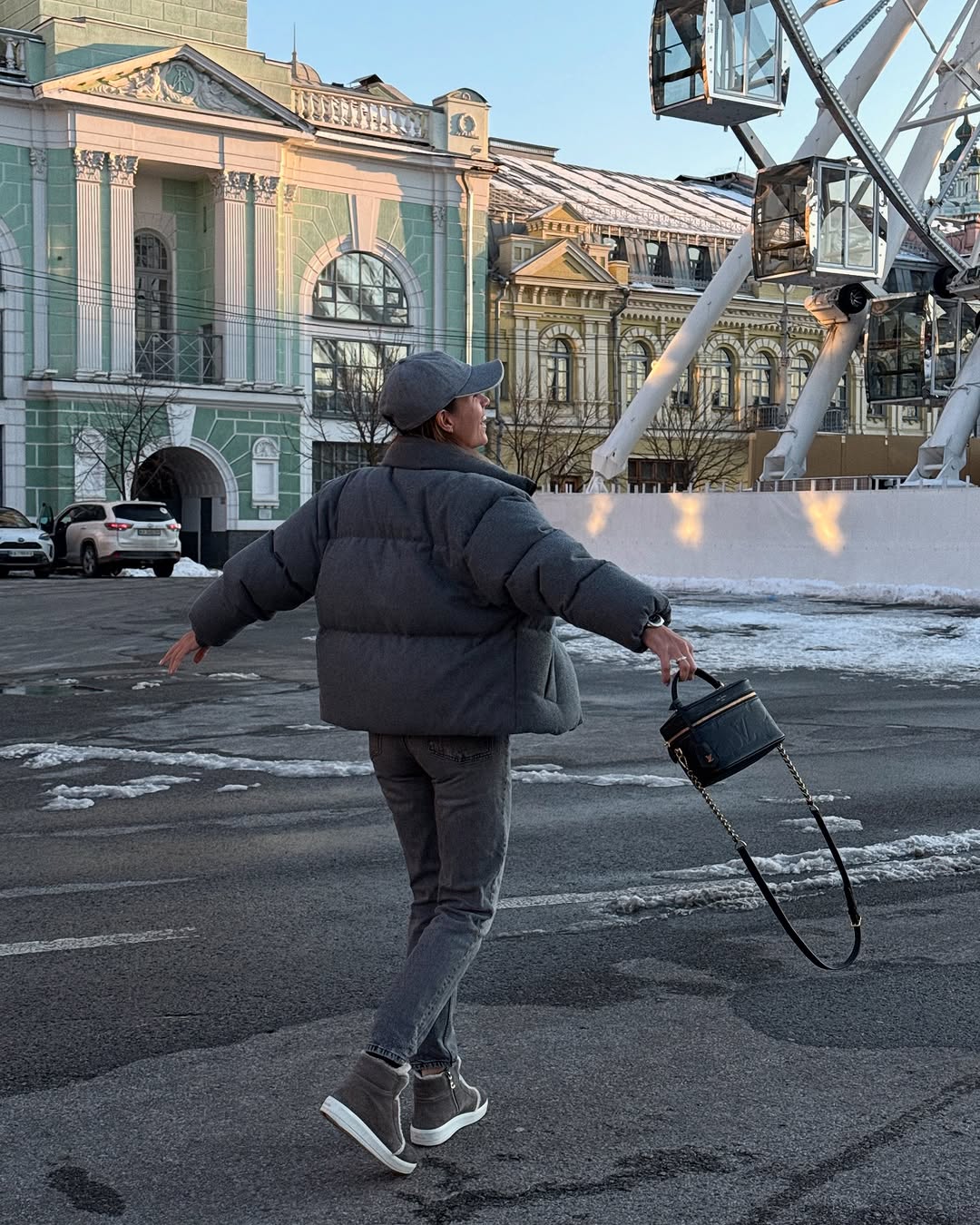 Как выглядят самые модные джинсы на весну 2025: жена Решетника продемонстрировала стильный "лук"