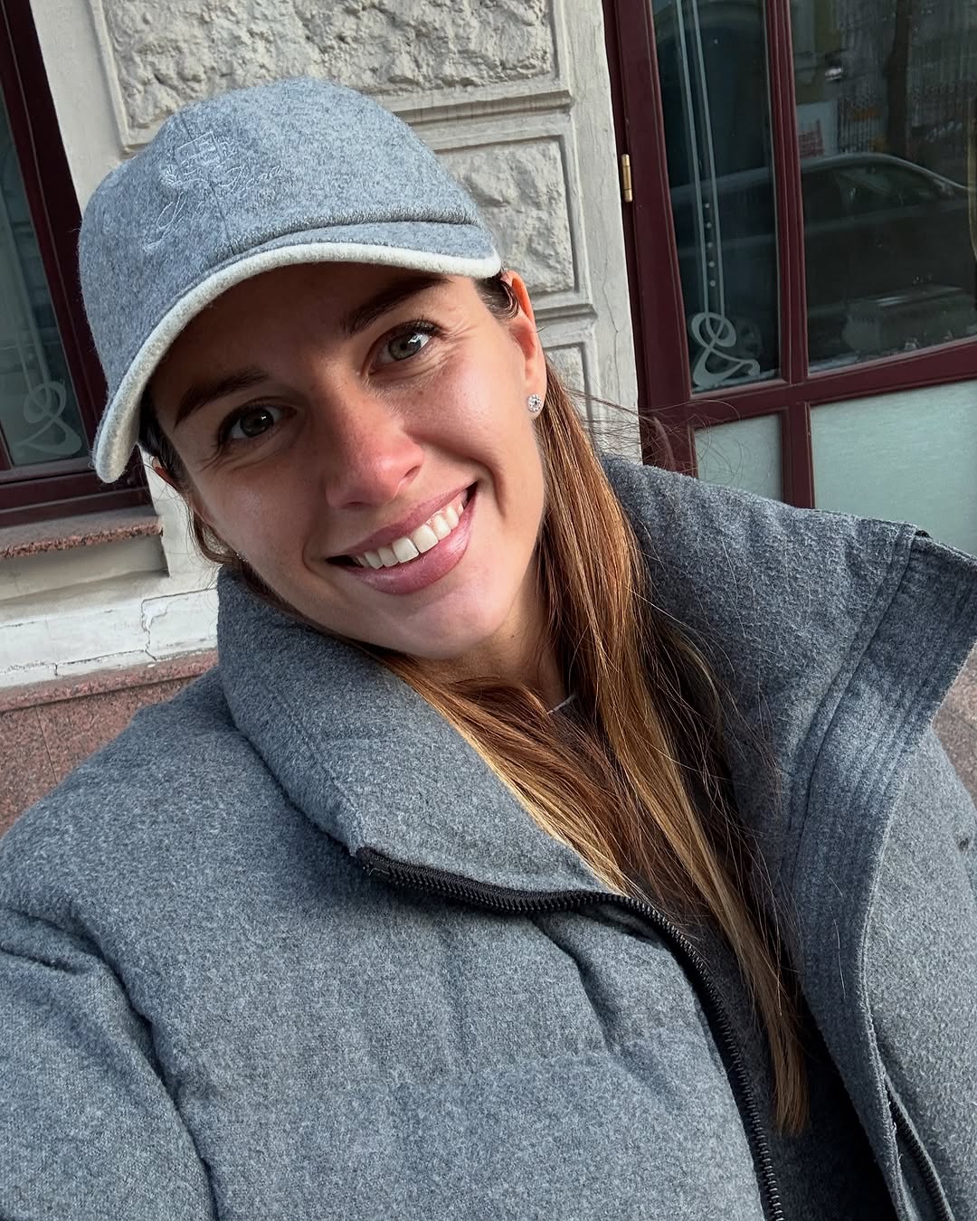 Как выглядят самые модные джинсы на весну 2025: жена Решетника продемонстрировала стильный "лук"