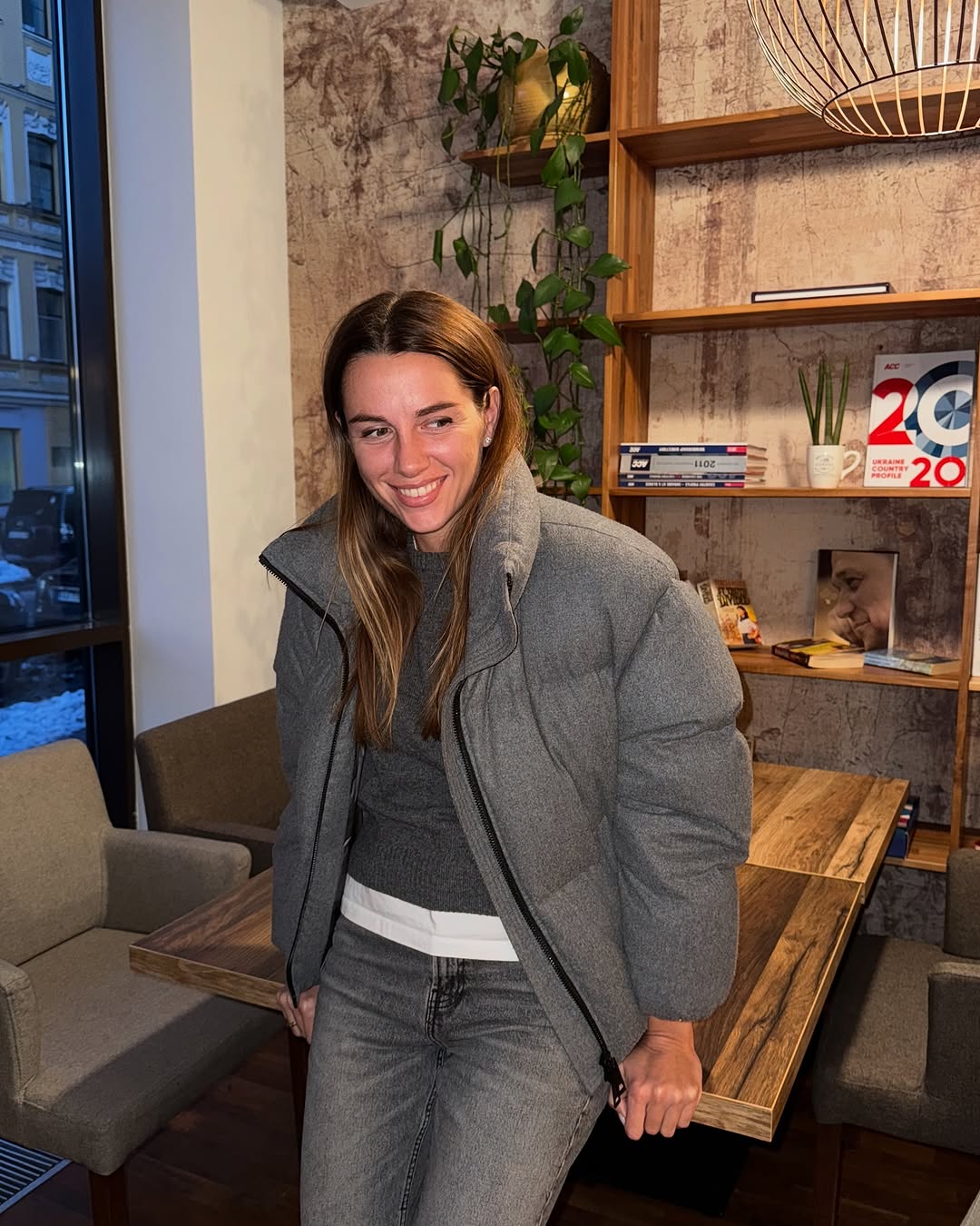 Как выглядят самые модные джинсы на весну 2025: жена Решетника продемонстрировала стильный "лук"