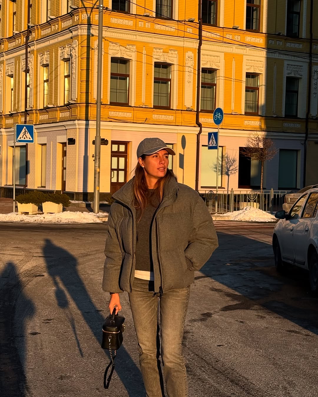 Как выглядят самые модные джинсы на весну 2025: жена Решетника продемонстрировала стильный "лук"