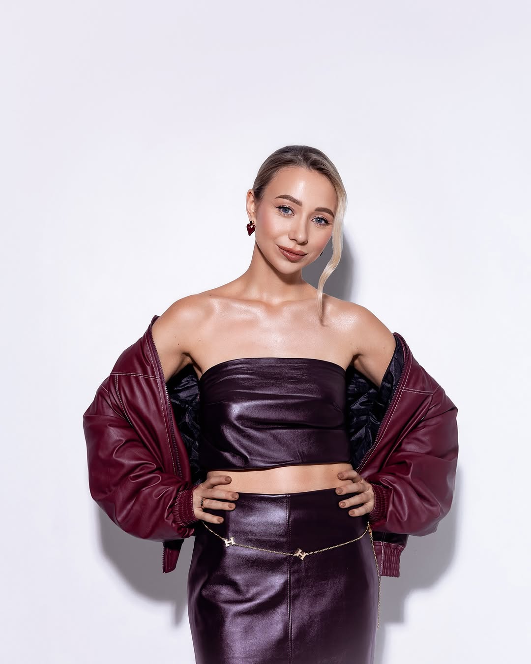 Мини-юбка и топ: жена Виктора Павлика показала образ на 8 марта, который сможет повторить каждая