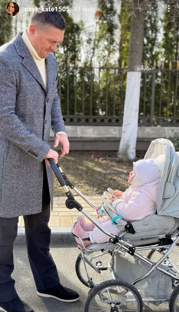 Жена Усика очаровала новым фото боксера с самой маленькой дочкой