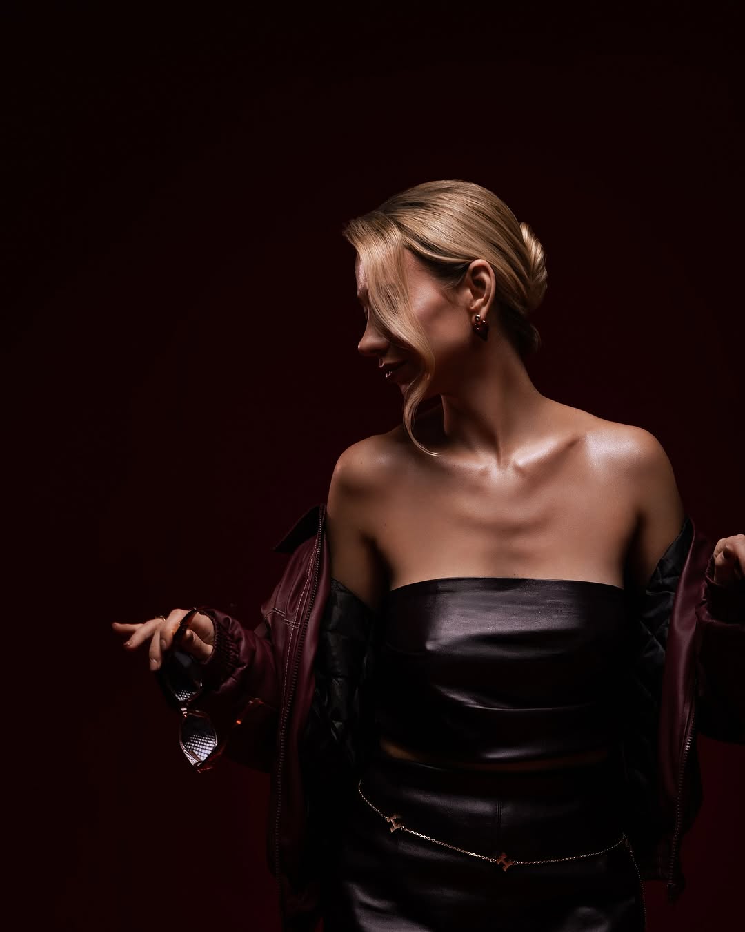 Мини-юбка и топ: жена Виктора Павлика показала образ на 8 марта, который сможет повторить каждая