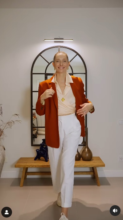 Весенний фаворит: Катя Осадчая показала трендовую вещь в гардеробе на все случаи жизни