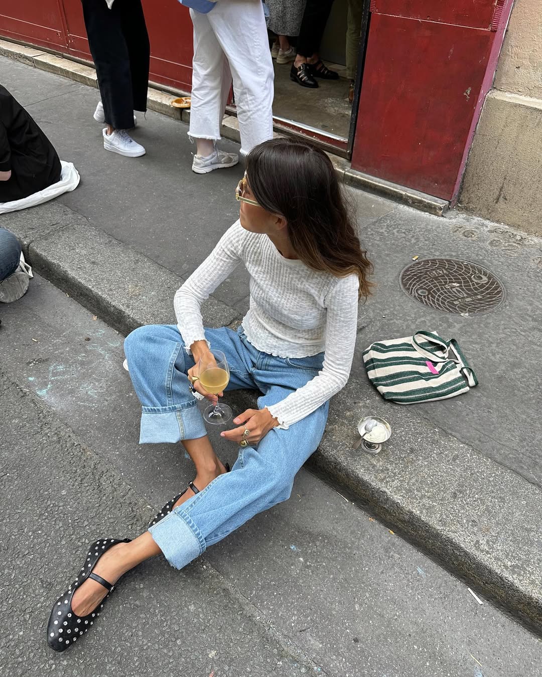 Замшеві кросівки та лофери: як виглядає трендове взуття на весну, яке модниці будуть носити з джинсами