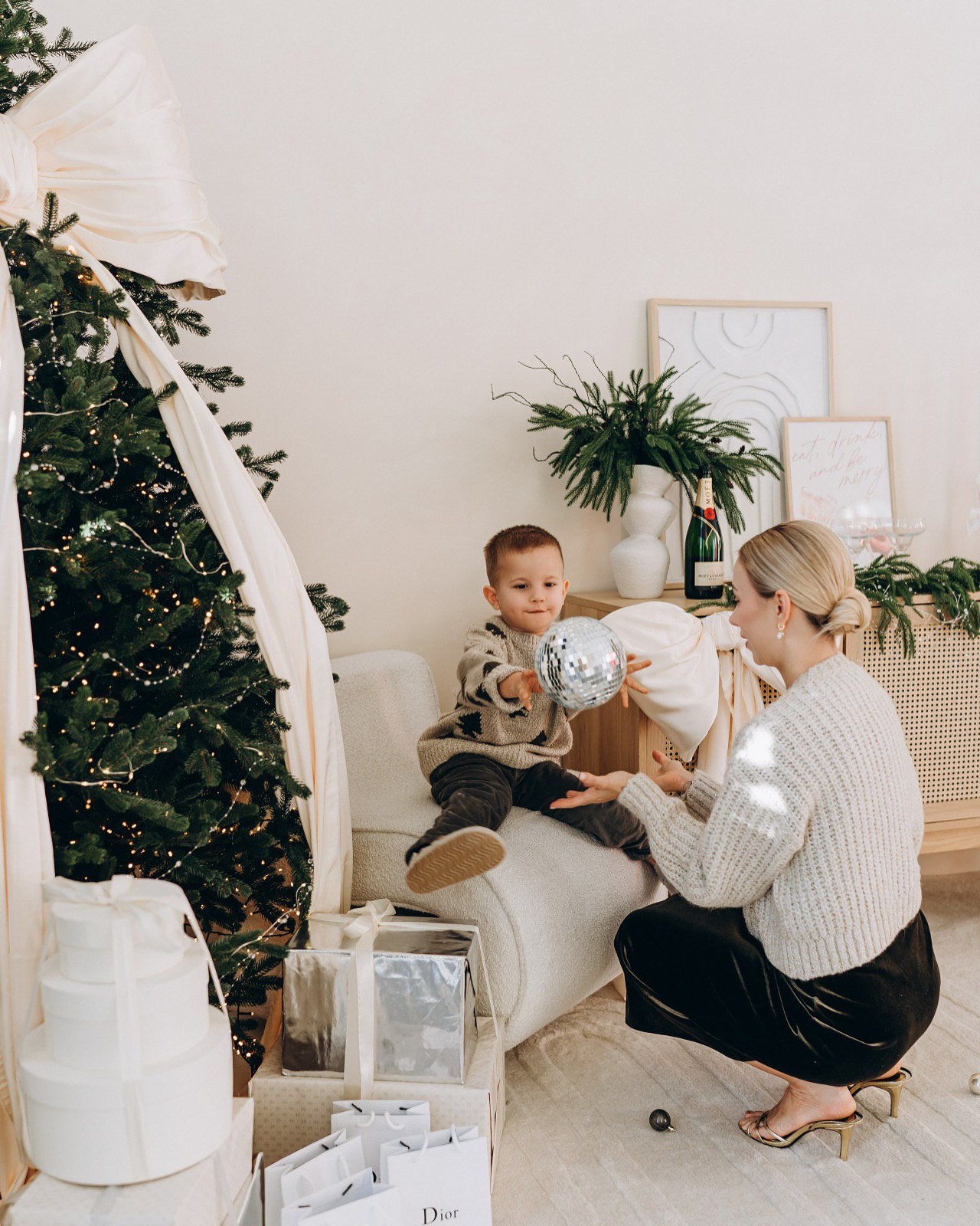 Жена Виктора Павлика очаровала новогодней фотосессией с сыном: "Этот мир для тебя"