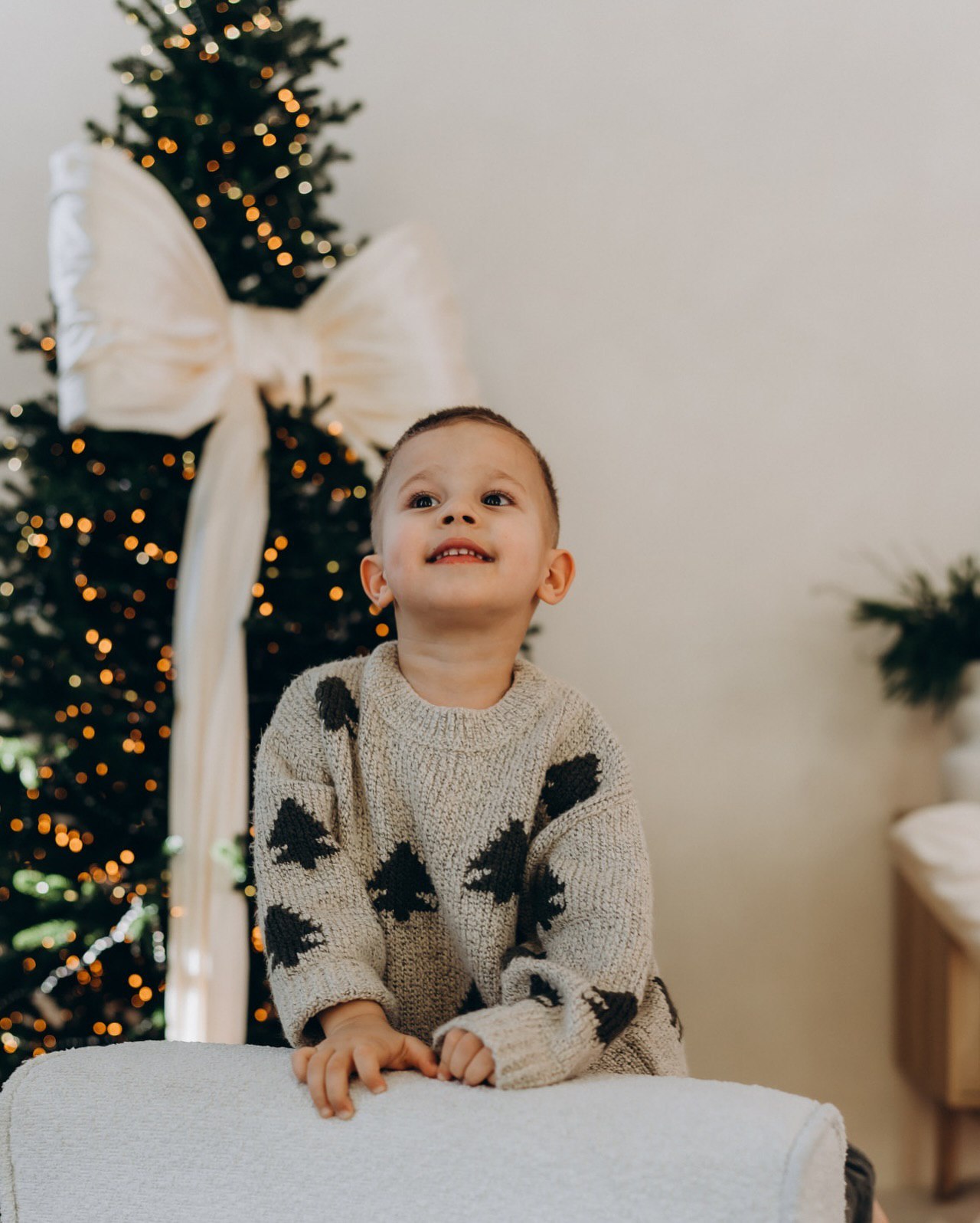 Жена Виктора Павлика очаровала новогодней фотосессией с сыном: "Этот мир для тебя"