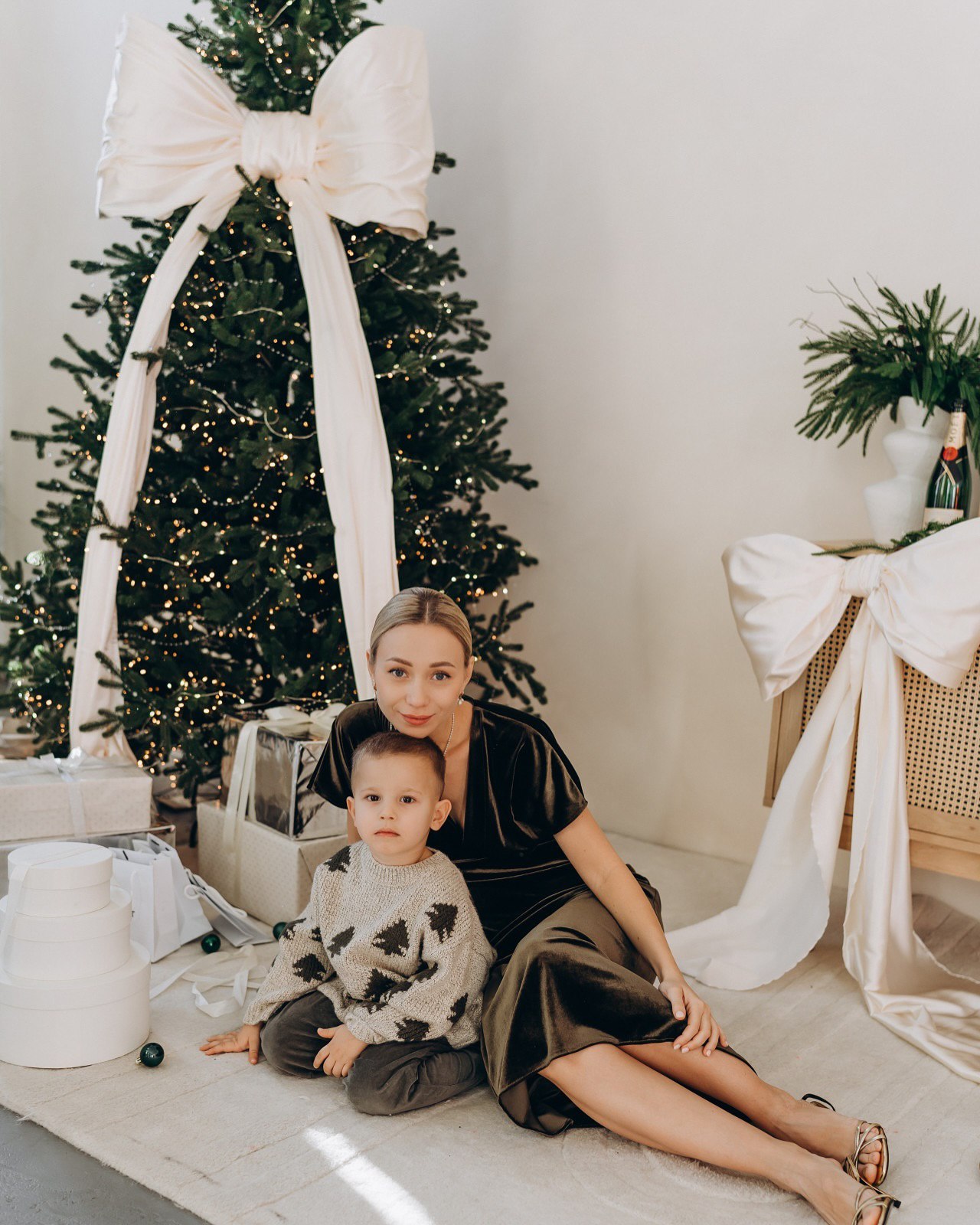 Жена Виктора Павлика очаровала новогодней фотосессией с сыном: "Этот мир для тебя"