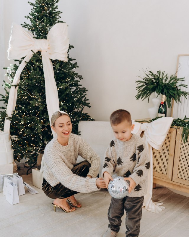 Жена Виктора Павлика очаровала новогодней фотосессией с сыном: "Этот мир для тебя"