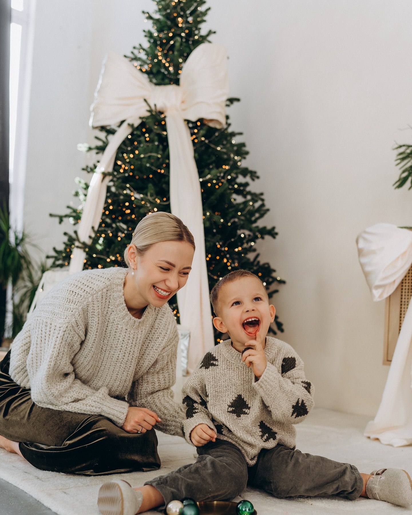 Жена Виктора Павлика очаровала новогодней фотосессией с сыном: "Этот мир для тебя"