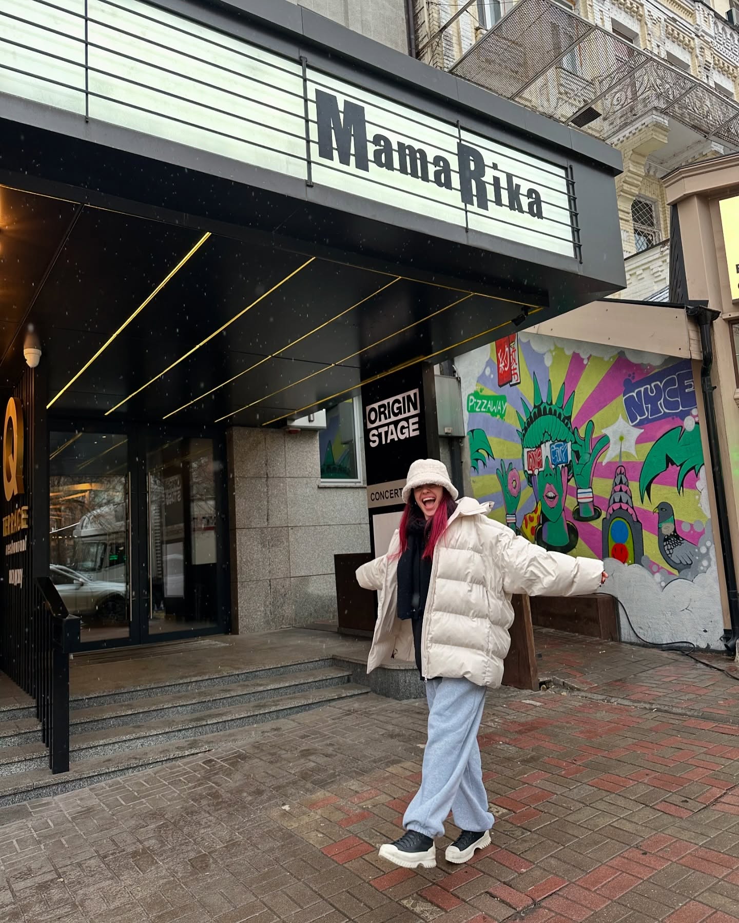 Всі тренди зими: MamaRika показала стильний образ із пуховиком та теплою панамою