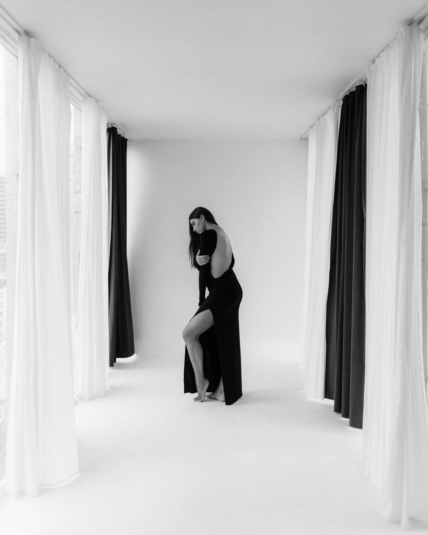 Платье с открытой спиной и разрезом: жена Усика очаровала новыми фото