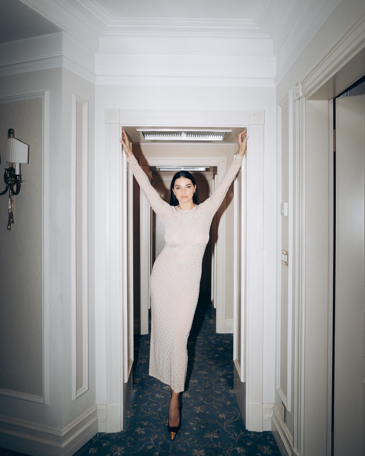 Платье с открытой спиной и разрезом: жена Усика очаровала новыми фото