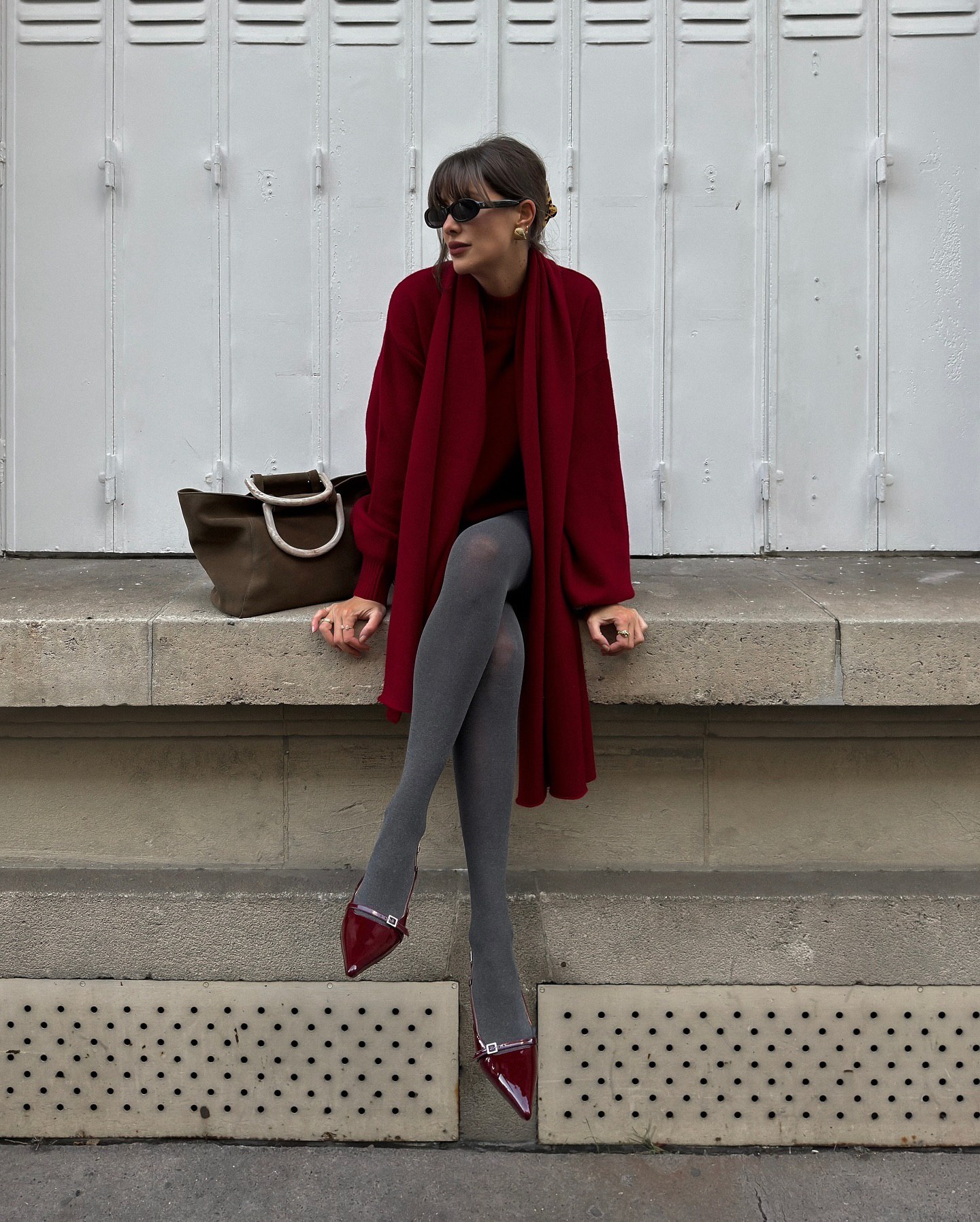 Як носити спідницю з колготками взимку: 6 стильних поєднань на вечірку та кожен день