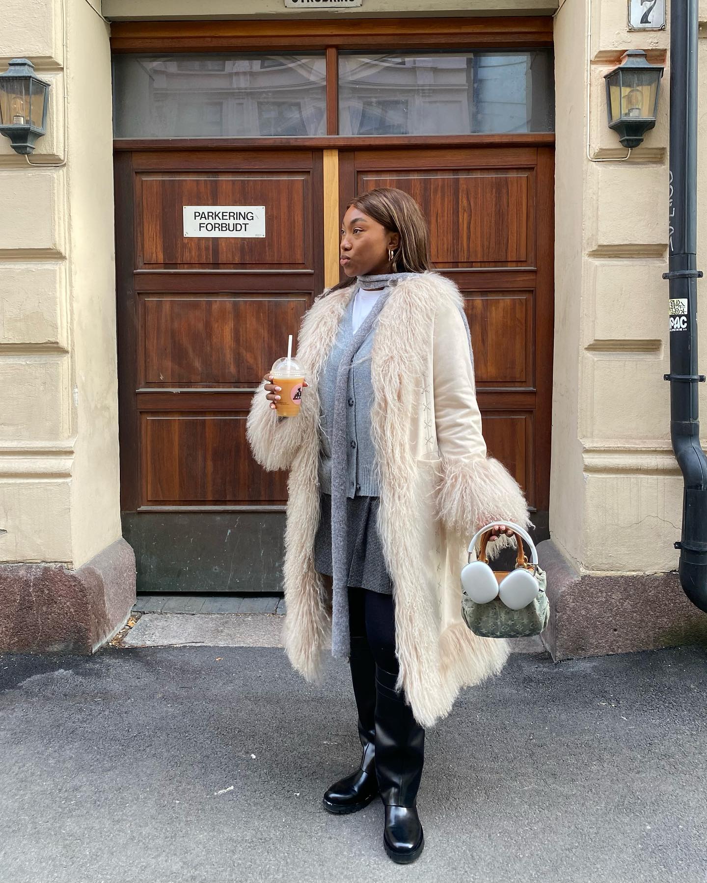 Як носити спідницю з колготками взимку: 6 стильних поєднань на вечірку та кожен день