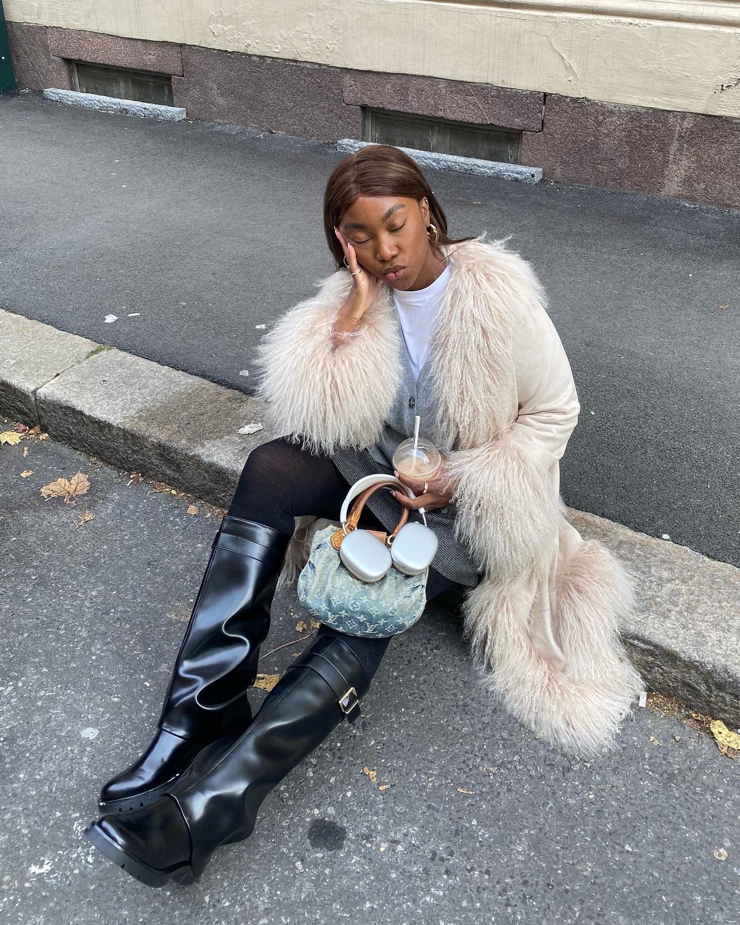 Як носити спідницю з колготками взимку: 6 стильних поєднань на вечірку та кожен день