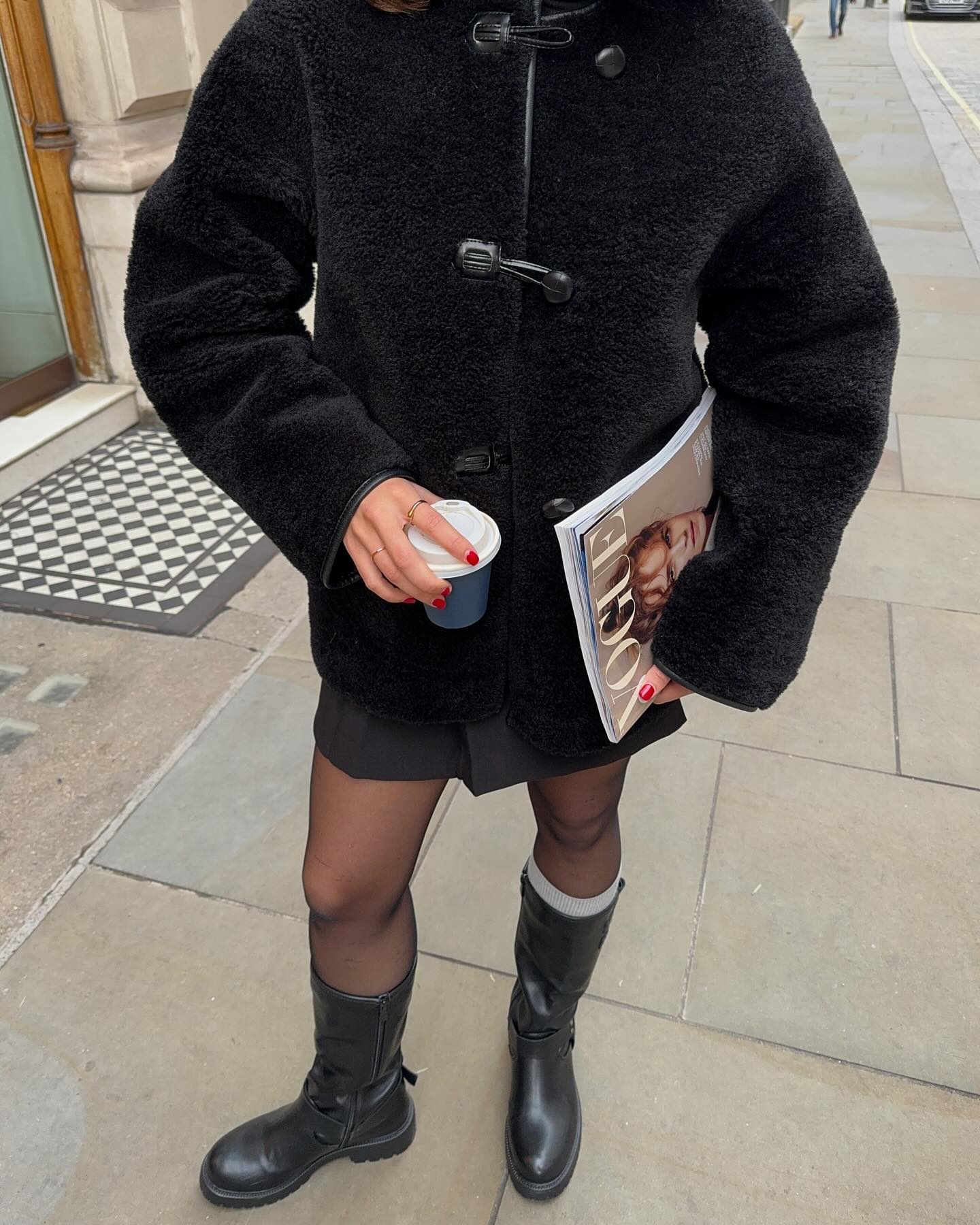 Як носити спідницю з колготками взимку: 6 стильних поєднань на вечірку та кожен день