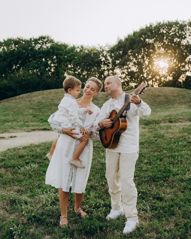 Жена Виктора Павлика очаровала новогодней фотосессией с сыном: "Этот мир для тебя"