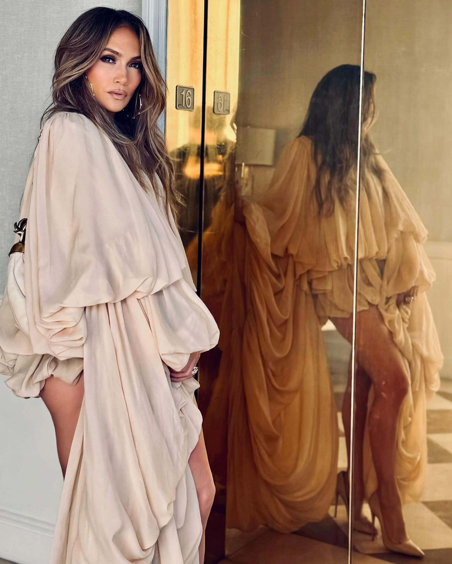 Дженнифер Лопес продемонстрировала стройные ноги в платье необычного кроя