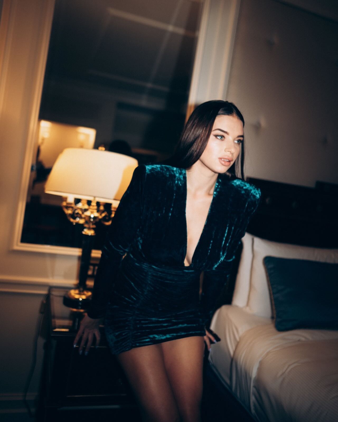 У чому зустрічати Новий рік-2025: дружина Усика показала розкішну сукню для вечірки або корпоративу (фото)