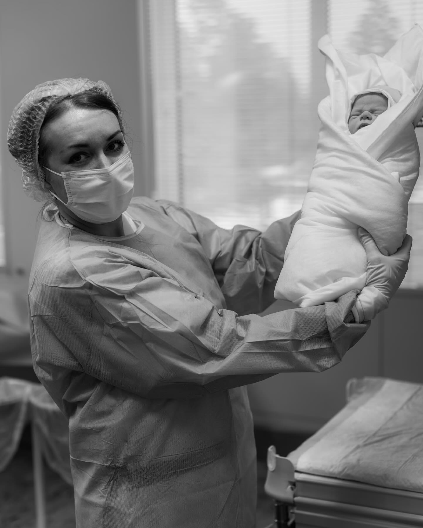 Остапчуки вперше показали новонародженого сина: зворушливі кадри з пологового будинку