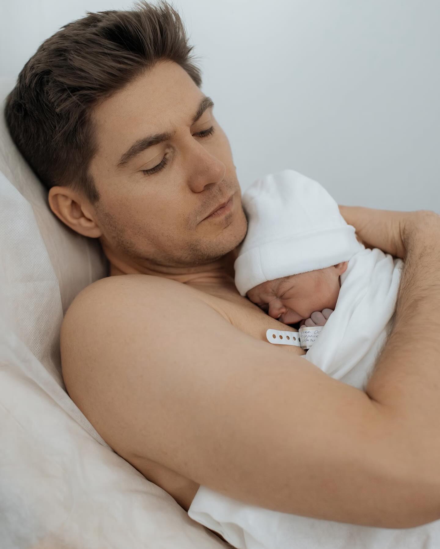 Остапчуки вперше показали новонародженого сина: зворушливі кадри з пологового будинку