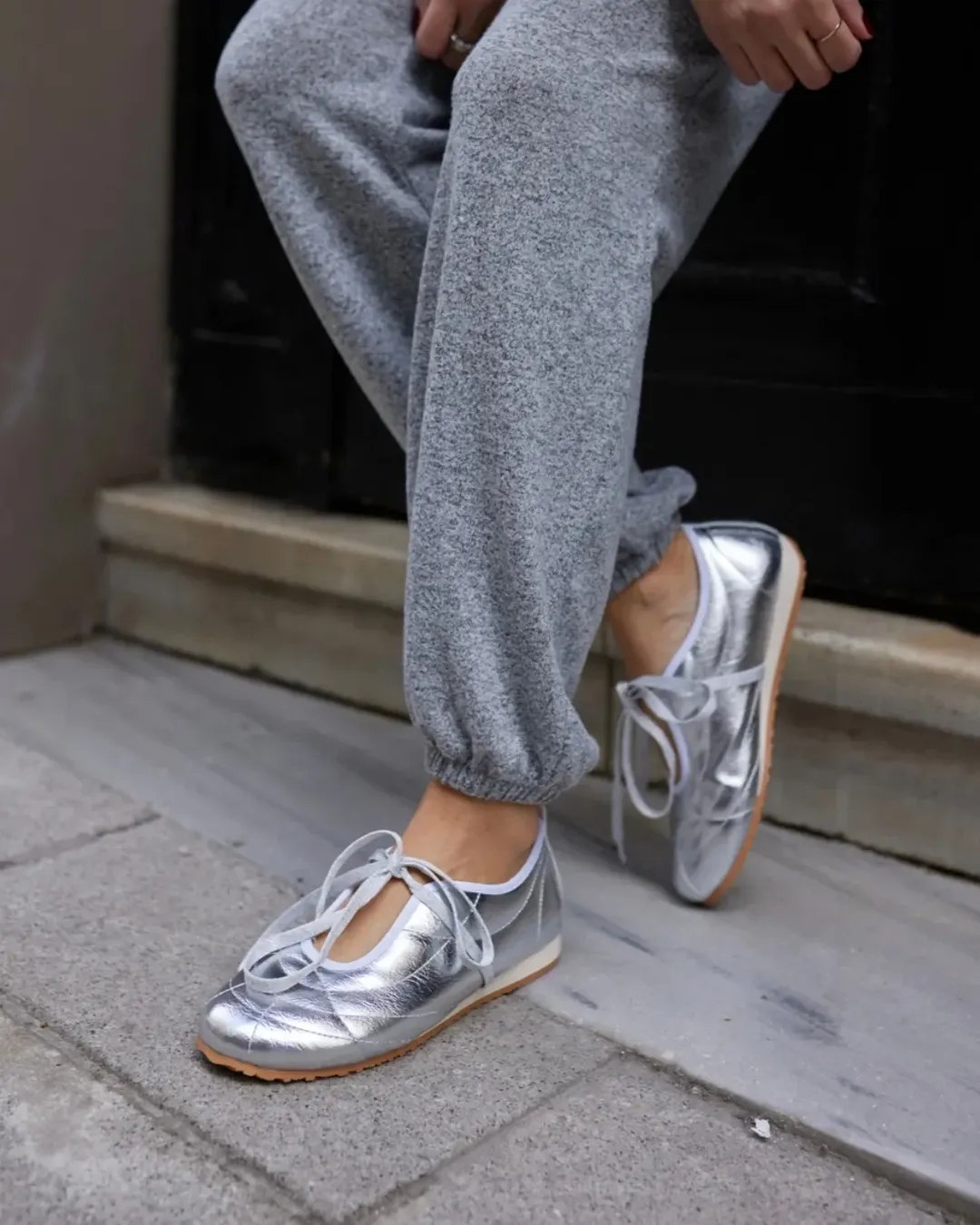 Кросівки-балетки стали трендом весни 2025: як виглядає модне взуття