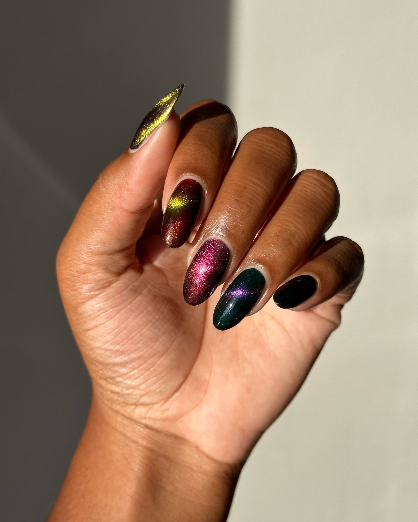 Маникюр с блестками на Рождество: яркие идеи для праздничного образа