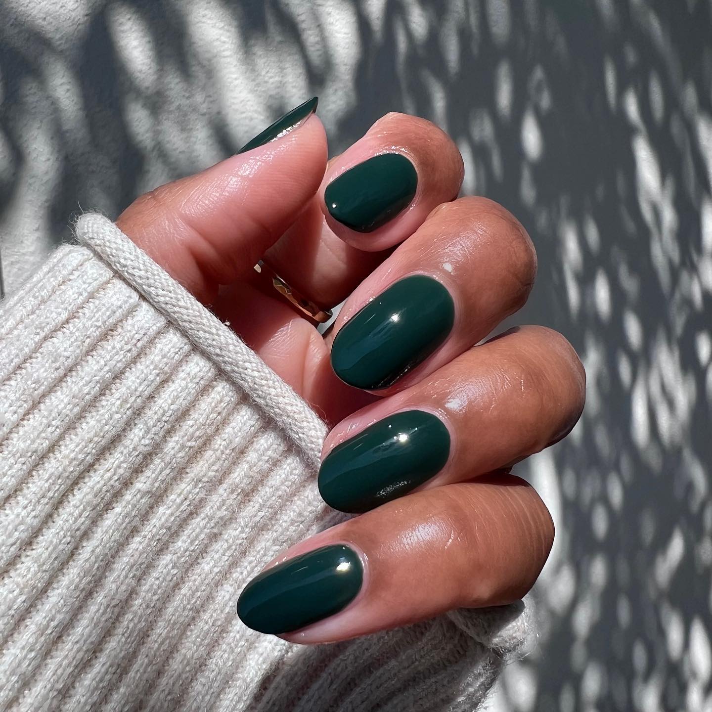 Черная вишня и хром: самые стильные оттенки для маникюра на Рождество 2025